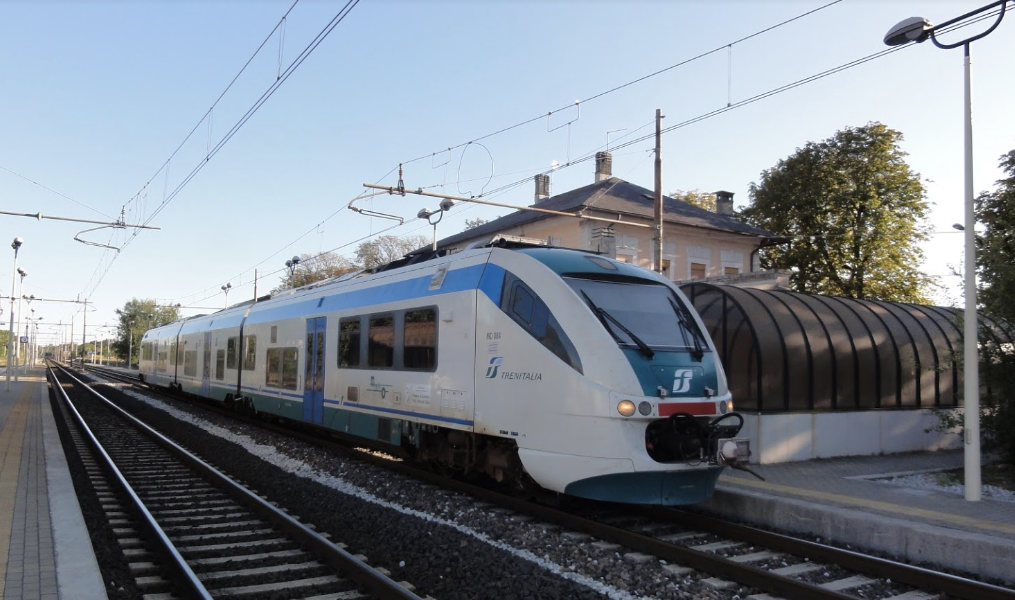 Persone sui binari del treno, mattinata di ritardi tra Gorizia e Trieste 